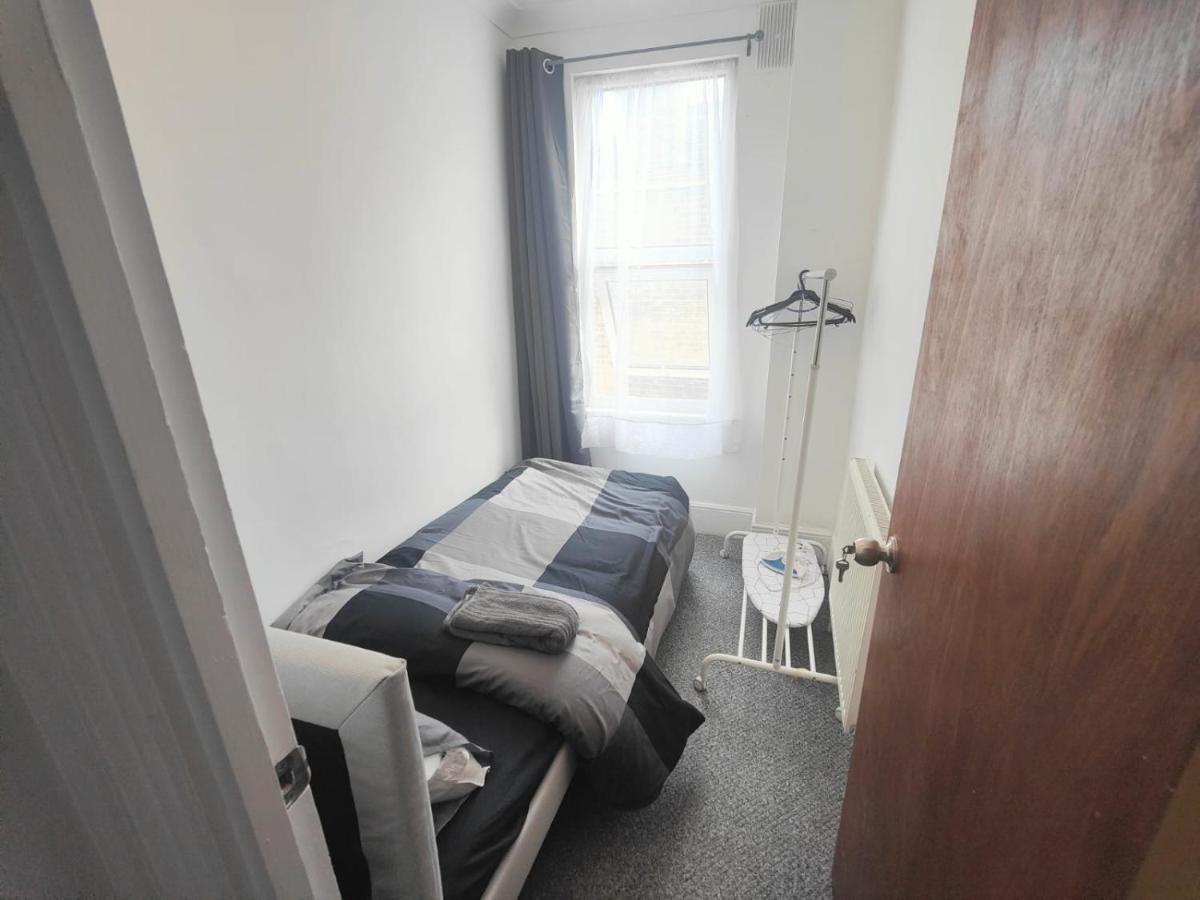 Lovely 3 Bedroom Serviced Apartment In Leytonstone Londres Extérieur photo