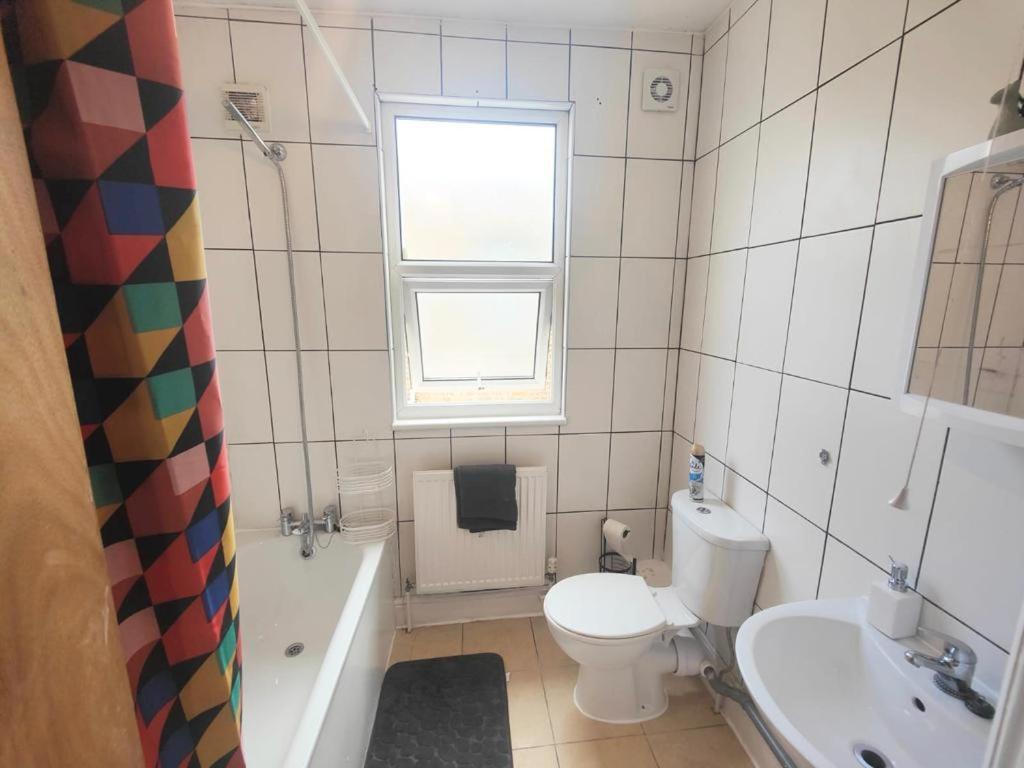 Lovely 3 Bedroom Serviced Apartment In Leytonstone Londres Extérieur photo