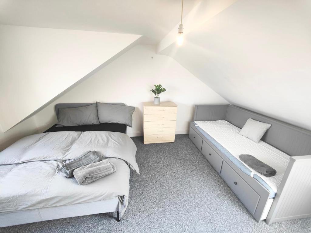 Lovely 3 Bedroom Serviced Apartment In Leytonstone Londres Extérieur photo