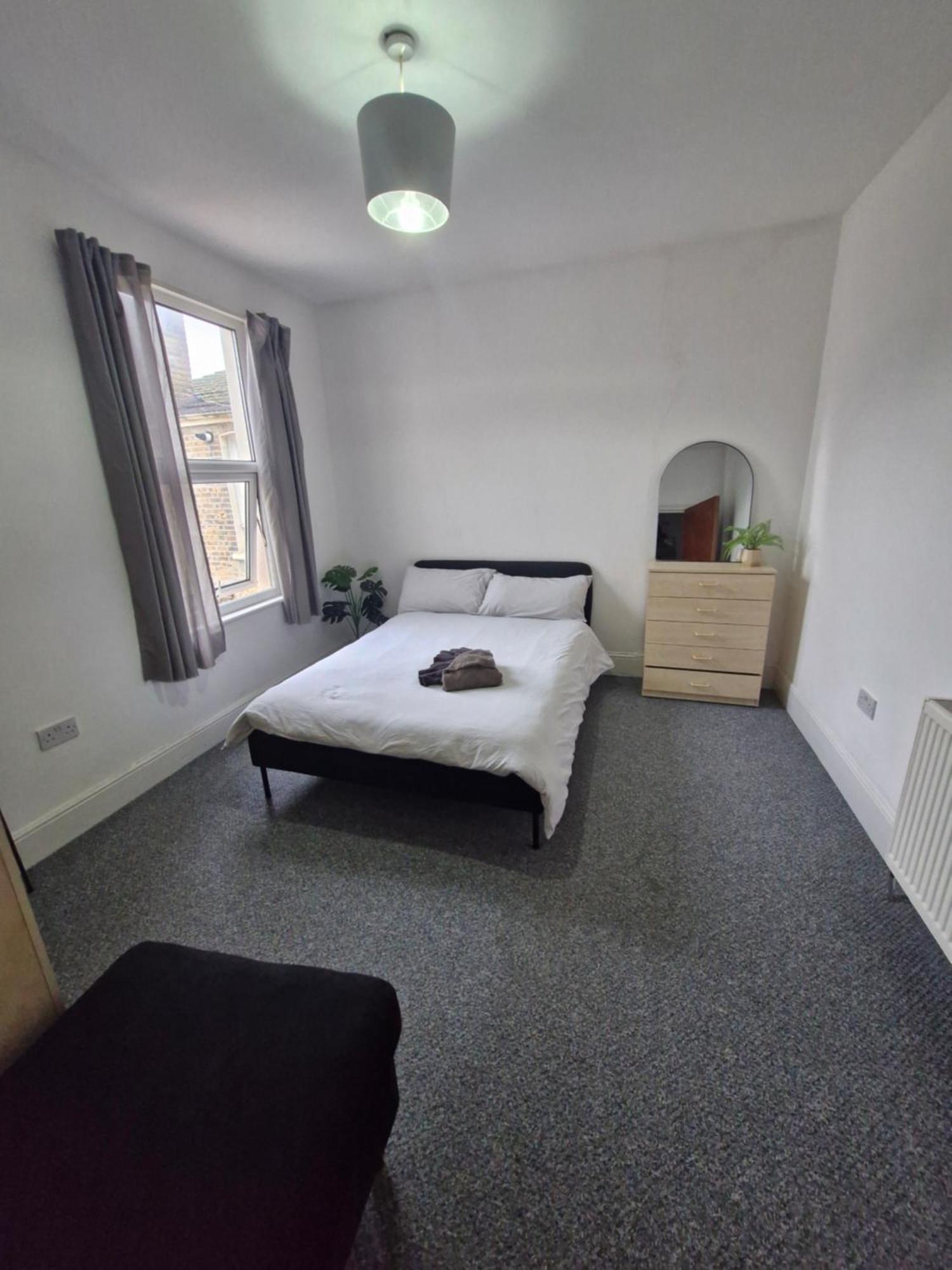 Lovely 3 Bedroom Serviced Apartment In Leytonstone Londres Extérieur photo
