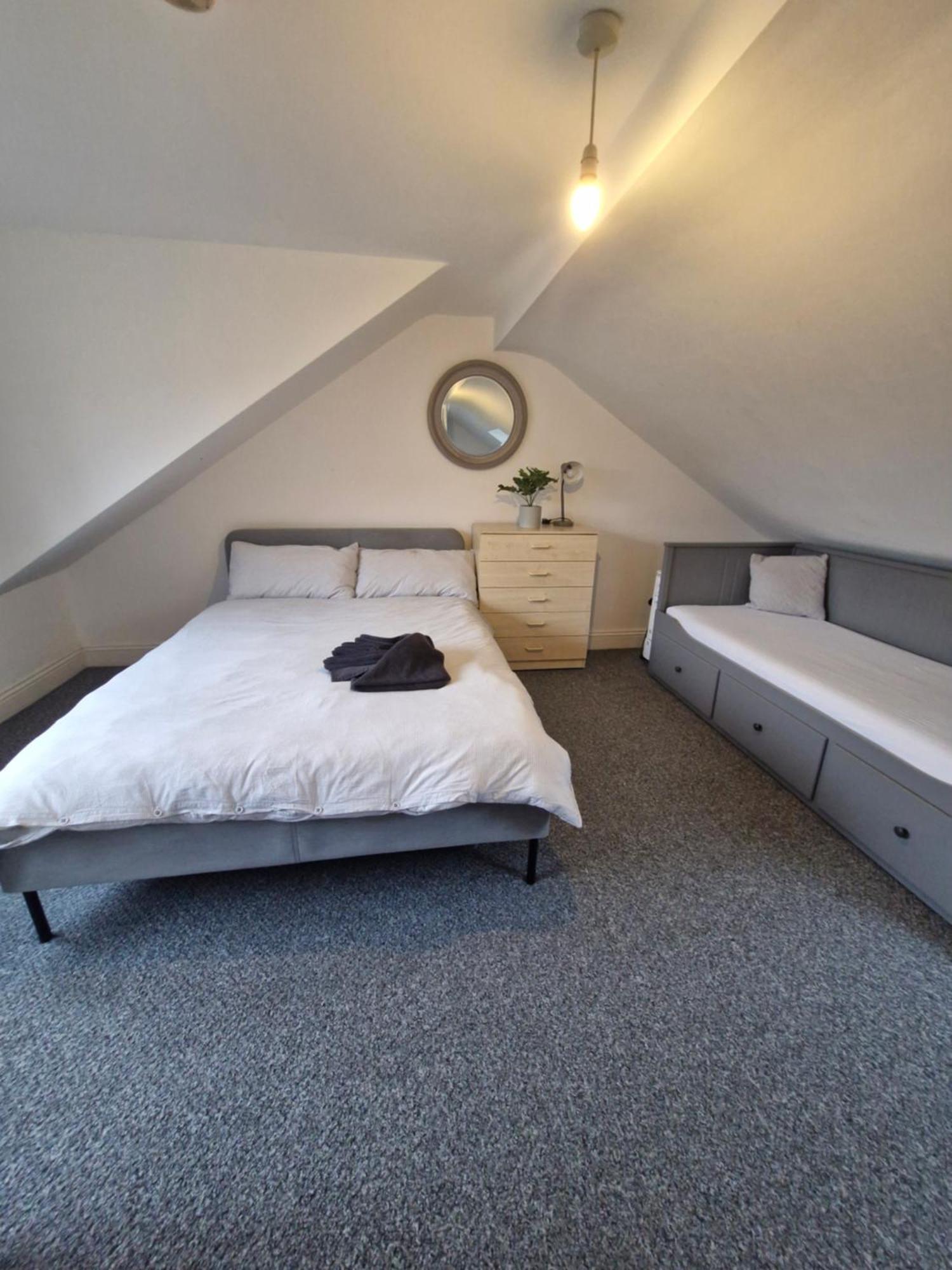 Lovely 3 Bedroom Serviced Apartment In Leytonstone Londres Extérieur photo